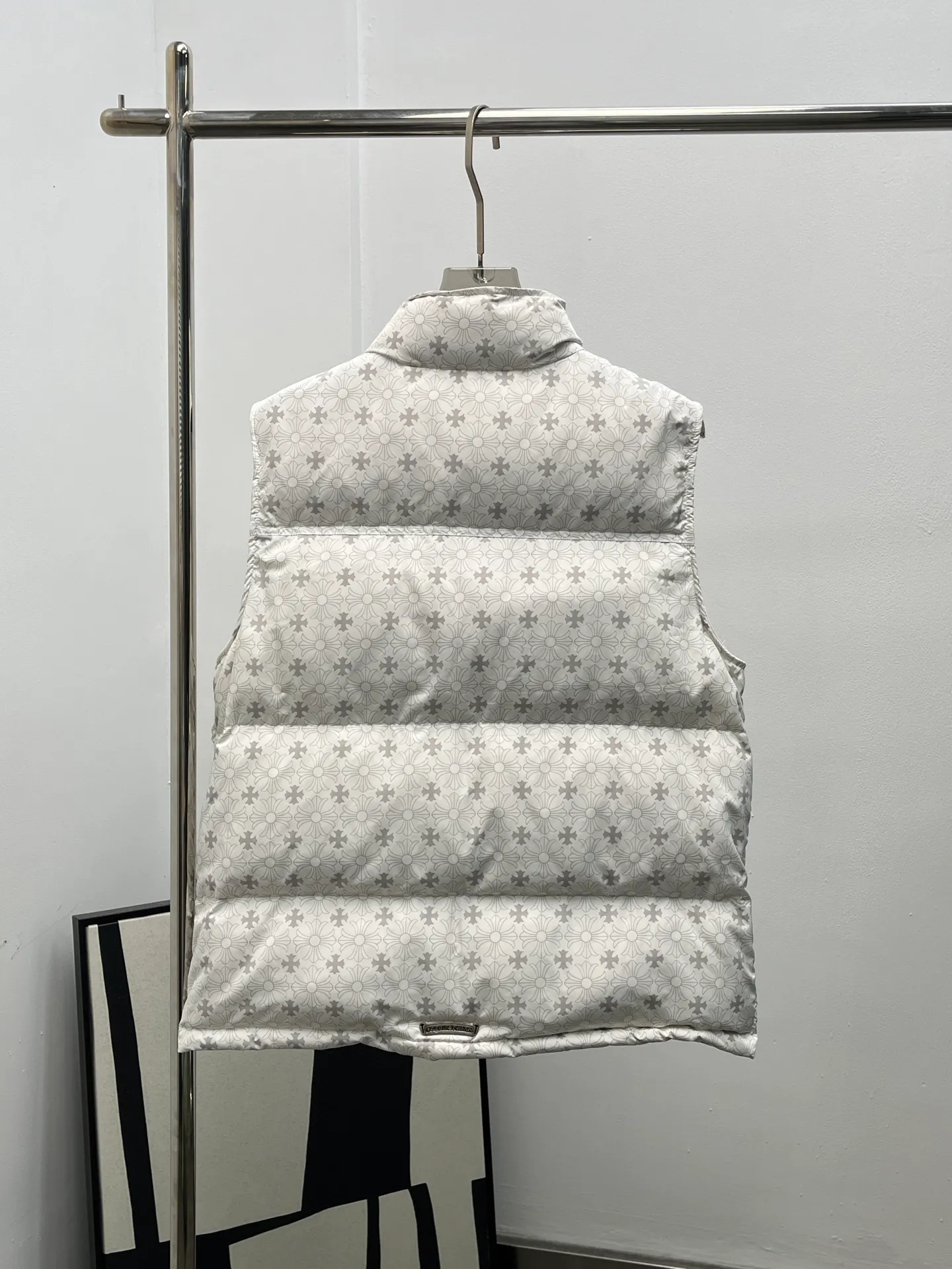P810 Chorme heart* 25Fw new autumn and winter cross print down vest is an exclusive high-end version! The Chrome Hearts classic cross dark pattern is printed all over, which is low-key and has brand recognition. The black and white two-color suit different styles! The short silhouette + fluffy velvet can not only modify the body proportions, but also keep warm in winter; the stand-up collar design + metal snap placket, the details echo the dark luxury tone of the brand, and the metal pendant at the zipper is a finishing touch. It is an indispensable autumn and winter texture for fashionable people's wardrobe. Spot sale SML